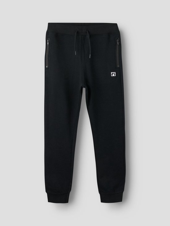 Zwarte joggingbroek met trekkoord, ritszakken en een klein wit logodetail op het been.