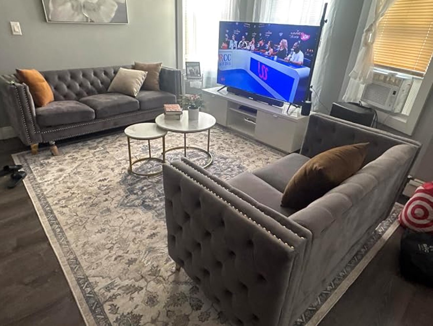 MIVRAY Chesterfield Bank - Gecapitonneerd met Knopen en Gouden Siernagels - Voor Woonkamer, Slaapkamer en Kantoor - Fluweel en Metaal - Grijs