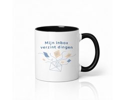 Minimalistische 'Mijn Inbox Verzint Dingen' Mok – Humoristische Koffiemok voor Kantoorwerkers en AI-Fans