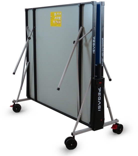 Opgeklapte Pegasi Sport 400 Outdoor tafeltennistafel in grijs met zwarte accenten en wielen.