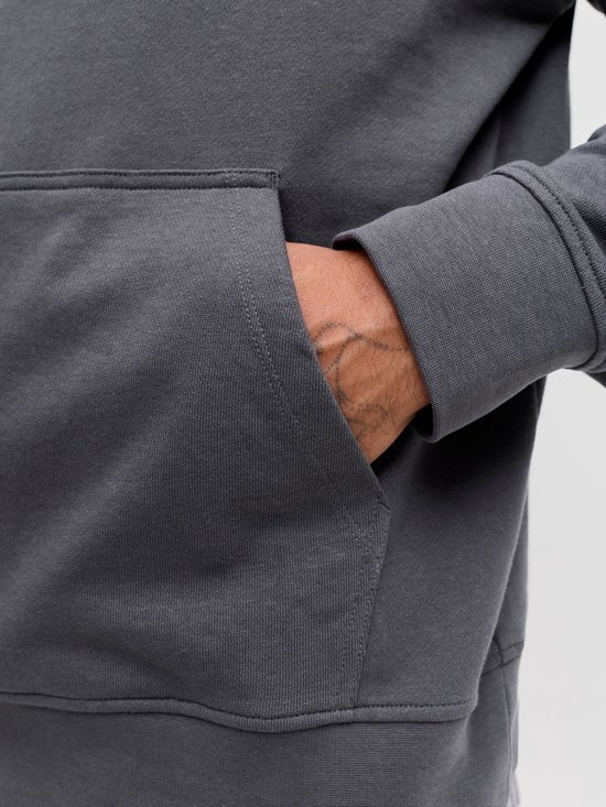 Close-up van donkergrijze hoodie, met de hand in de kangoeroezak.