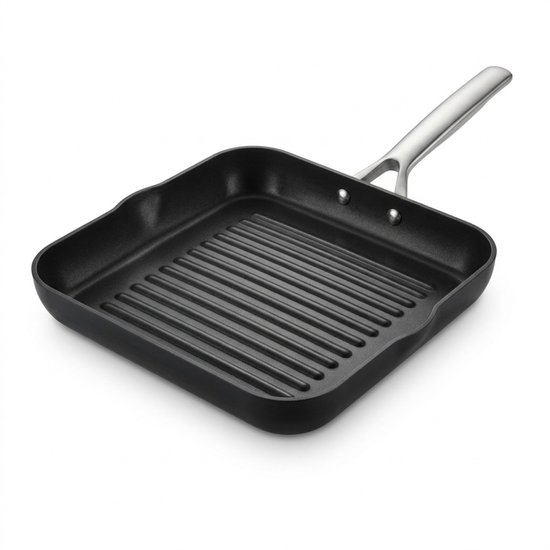 Zwarte vierkante grillpan met ribbelbodem en zilverkleurige roestvrijstalen steel, geïsoleerd tegen wit.