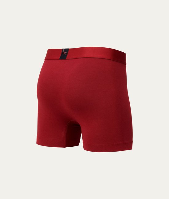 Achterkant van een donkerrode boxershort met een elastische tailleband met 'um'-logo.