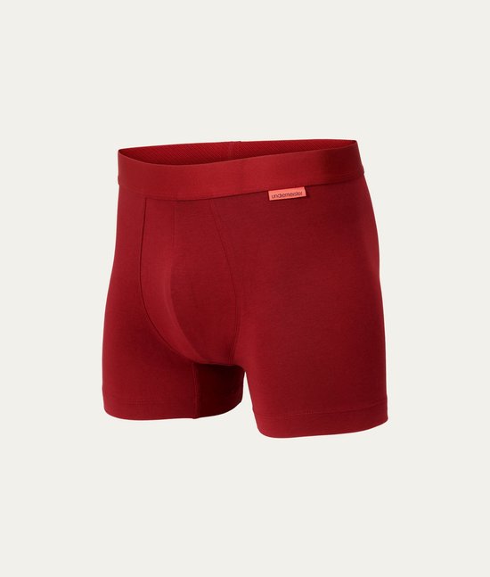 Donkerrode boxershort met een elastische tailleband voorzien van het Undiemeister-label.