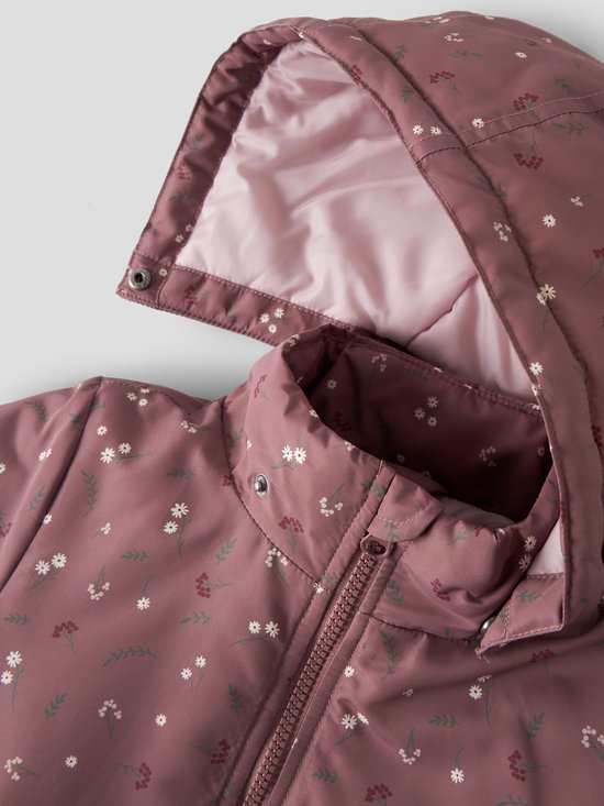 Roze jas met bloemenprint en capuchon.