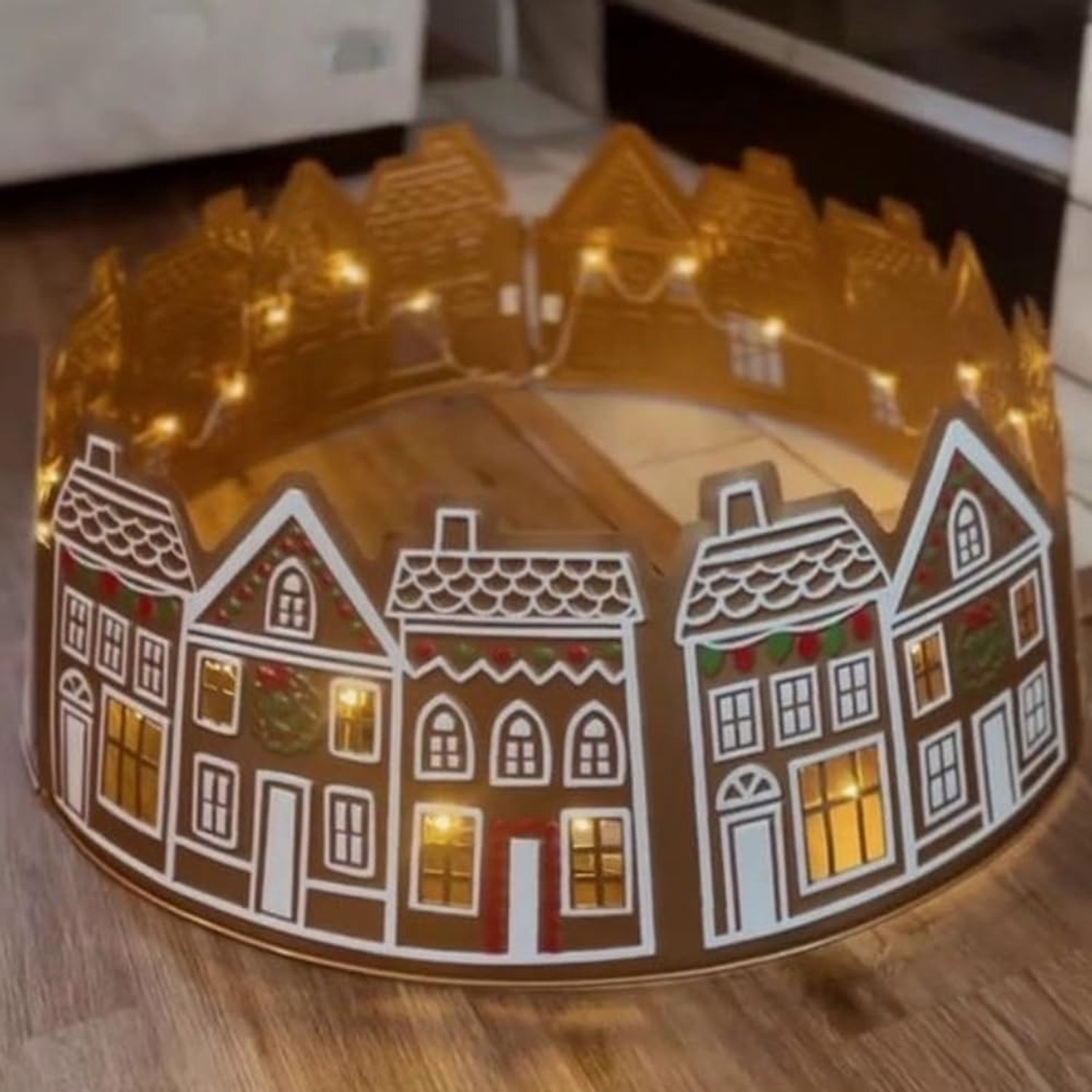 Kerstboomkraag met peperkoekhuis-design - LED-verlichting - 26 inch (ca. 66 cm) - Verlichte kerstboomrok - Afdekking voor kerstboomvoet - Decoratie voor smalle kerstboom - LED-bodemafdekking voor kerstboom – foto 3