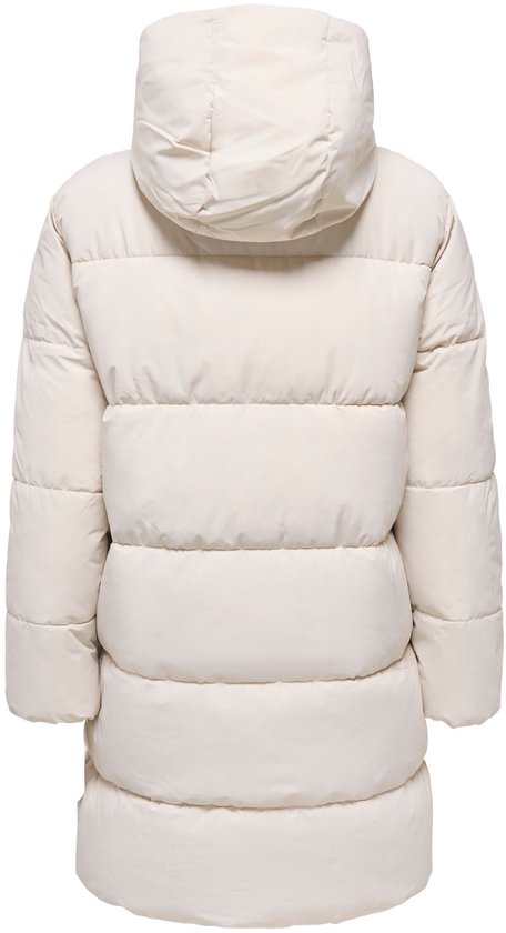 Achterkant van een beige pufferjas met capuchon en horizontaal doorgestikt patroon.