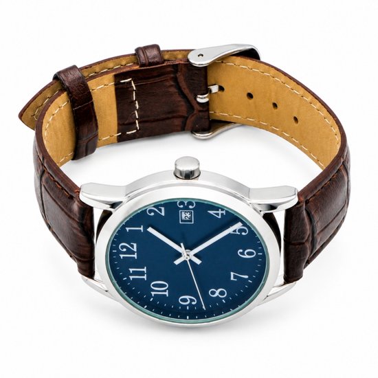 Horloge met blauwe wijzerplaat en bruine lederen band met krokoprint, gezien vanuit een hoek.