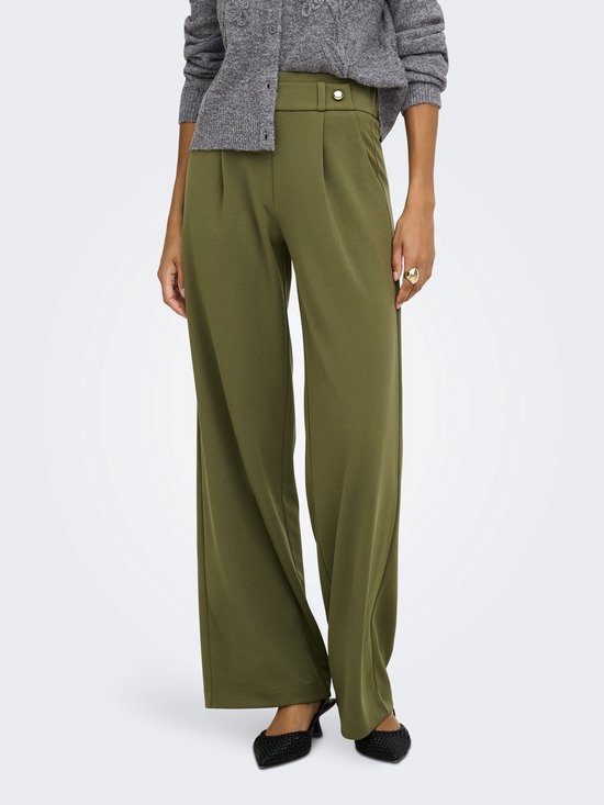 Model draagt een olijfgroene broek met wijde pijpen, gecombineerd met een grijs vest.