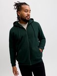 Model in een donkergroen JACK & JONES vest met rits en capuchon, kijkend opzij.