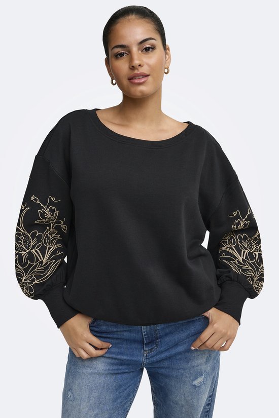 Zwarte sweater met boothals en gouden bloemenborduursels op de wijde mouwen.