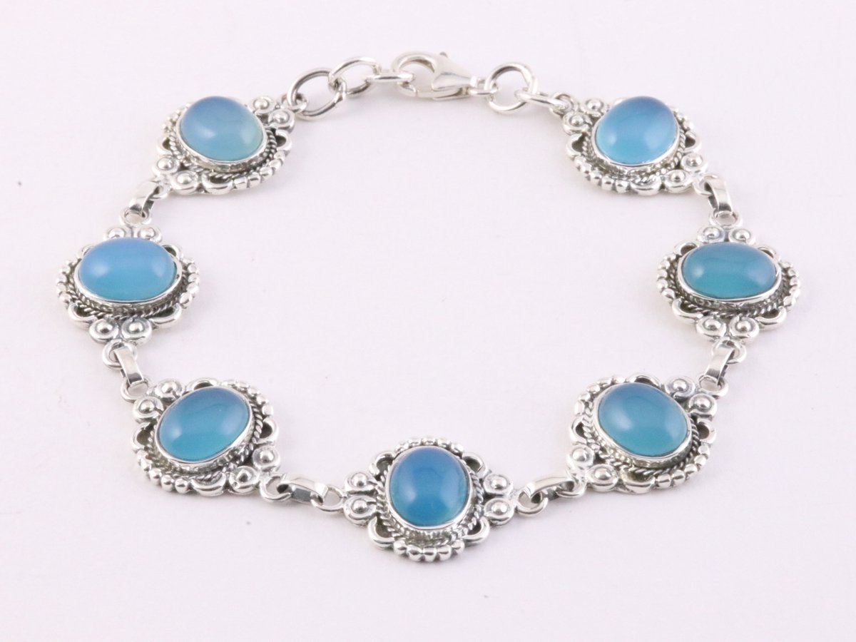 Bewerkte zilveren schakelarmband met blauwe chalcedoon