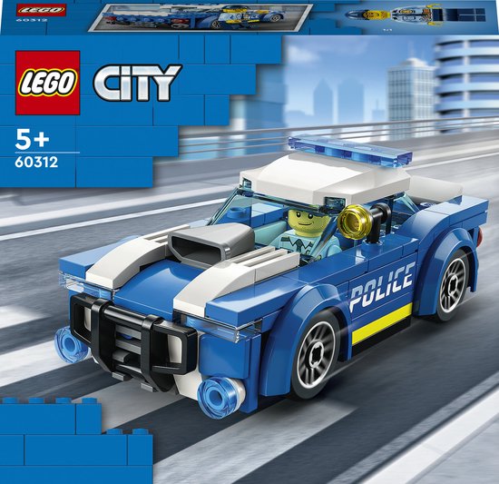 Doos van LEGO City Politiewagen 60312 met LEGO politieauto in actie op een kruispunt.