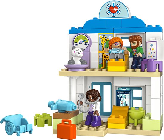 LEGO Duplo doktersbezoek met dokters, patiënten, panda, giraf, dokterskoffer, rolstoel en weegschaal.