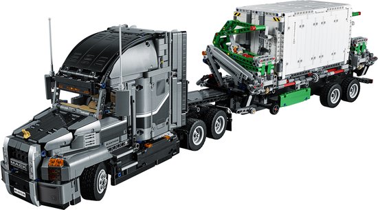 Grijze LEGO Technic Mack Anthem truck met witte container en groene kraan, op witte achtergrond.