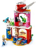 LEGO-model van een roze met bruin gebouw, 'Capes & Cowls Cafe', met minifiguren en een jetpack.