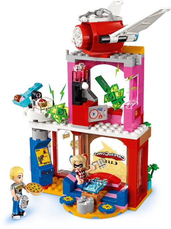 LEGO-model van een roze met bruin gebouw, 'Capes & Cowls Cafe', met minifiguren en een jetpack.