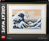Boîte de set LEGO Art Hokusai 'La Grande Vague' encadrée de brun, recréant l'estampe japonaise avec des briques blanches et bleu foncé.