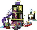 Zwarte LEGO fabriek met paarse glijbaan, gele LEGO poppetjes, speelgoedboot en hondje met neon accenten.