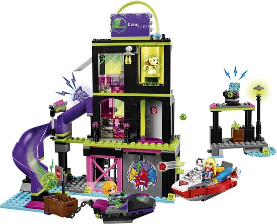 Zwarte LEGO fabriek met paarse glijbaan, gele LEGO poppetjes, speelgoedboot en hondje met neon accenten.
