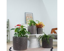 Middelgrote keramische bloempot Ø31 cm, glanzend grijs met rondomvisueel visgraat reliëf, ademend, vorstbestendig met afwateringsgat voor middengroene planten en keukenkruiden