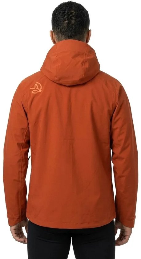 Homme de dos portant une veste Ternua orange à capuche avec logo au dos.