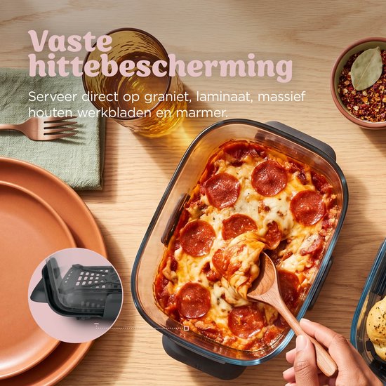 Ovenschotel in een glazen schaal op een houten tafel. Tekst: Vaste hittebescherming voor diverse werkbladen.