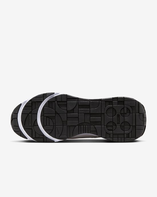 Zwarte buitenzool van de Nike Air Max INTRLK Lite sneaker met geometrisch patroon.