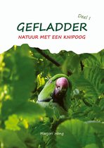Boekomslag met een groene papegaai die tussen bladeren kijkt. Titel: Gefladder.
