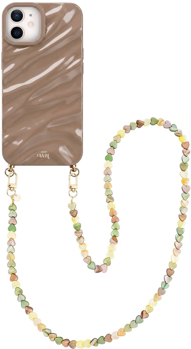 xoxo Wildhearts Taupe Glaze telefoonhoesje met koord - geschikt voor iPhone 12 - Shell Hearts Olives (lang koord) - Dream hoesje met telefoonkoord - Glimmende silicone case met plooien - Hartjesketting - Groen - Beige