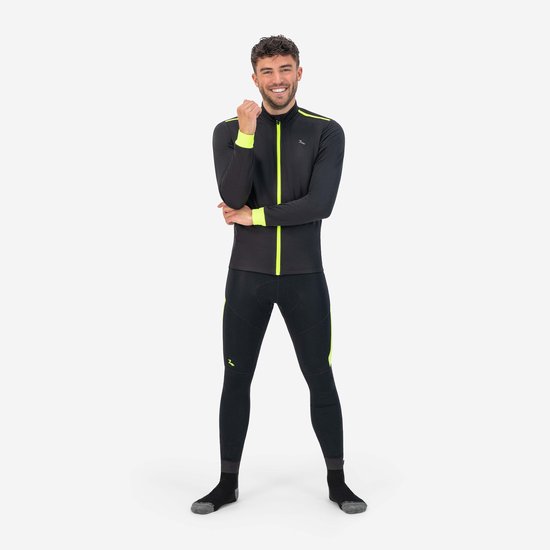 Man draagt een zwart fietsjack met fluoriserende gele accenten en bijpassende fietsbroek.