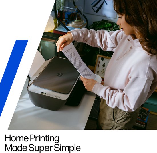 Vrouw met lichtroze trui en beige broek plaatst papier in een HP DeskJet 2920 printer.