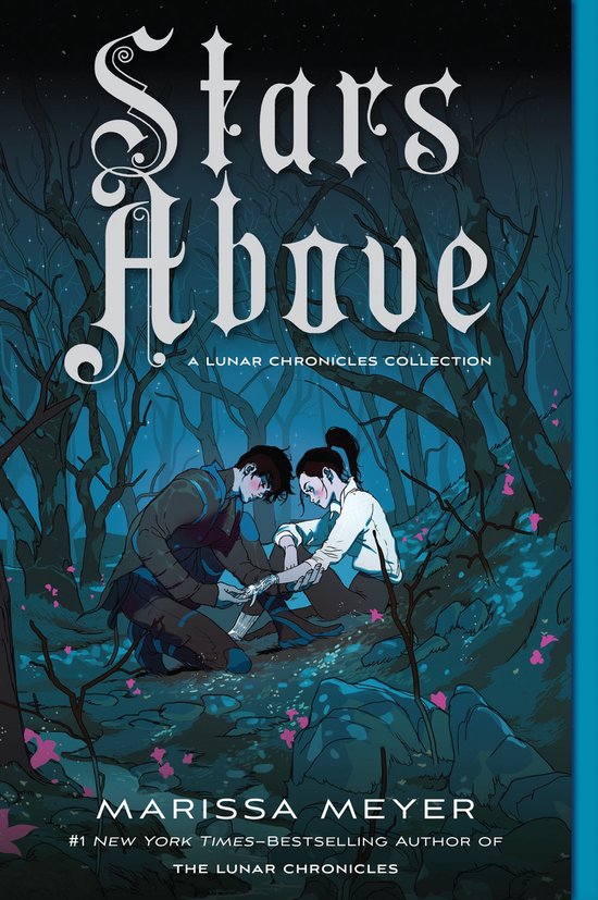 Boekcover van 'Stars Above', met een stel in een bos. Titel: Stars Above. A Lunar Chronicles Collection. Door Marissa Meyer.