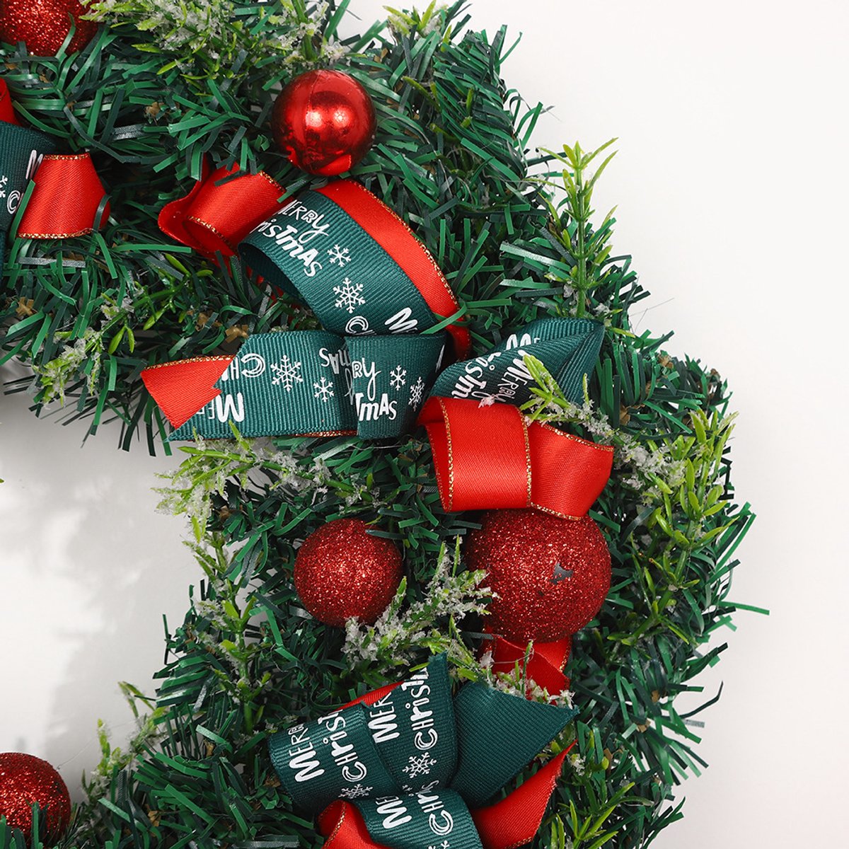 Handgemaakte kerstkrans versierd met linten, snuisterijen en groen – 36 cm – krans geschikt voor ramen, muren en etalages – feestelijke winkel- en huisdecoratie. – foto 3