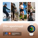 Collage van sportieve activiteiten: skiën, wandelen, hardlopen en fietsen. Gouden smartwatch met wit bandje, toont sportmodi.