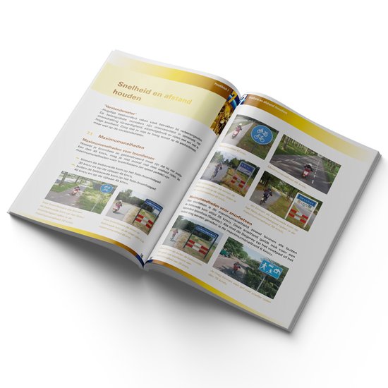 Theorieboek met afbeeldingen van verkeerssituaties, verkeersborden en bromfietsen.