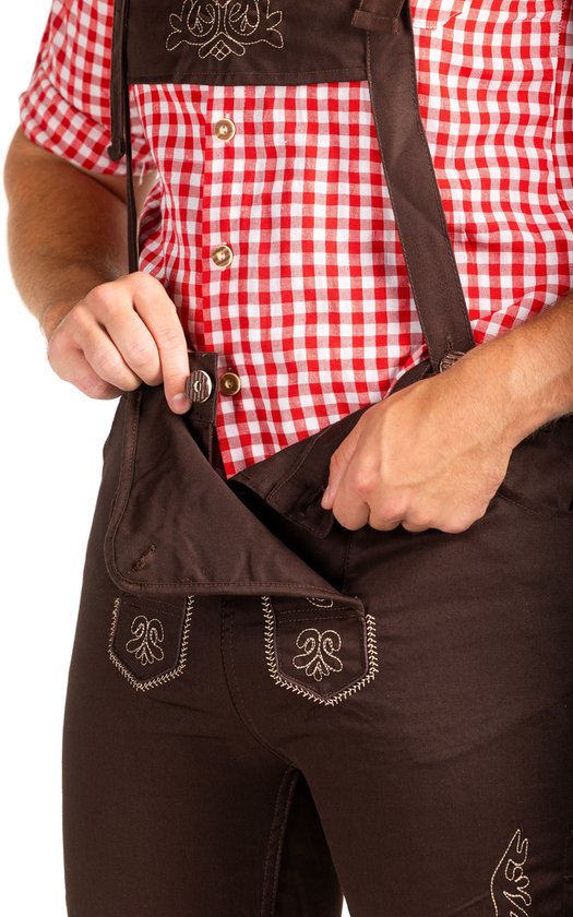 Detail van de bruine lederhosen met knopen en geborduurde details, met rood-wit geblokt overhemd en bruine bretels.
