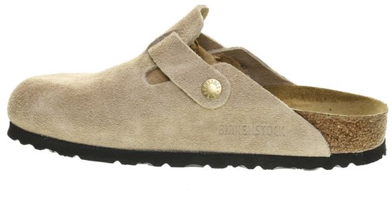 Zij-aanzicht van beige suède Birkenstock Boston clog met goudkleurige gesp en Birkenstock logo.