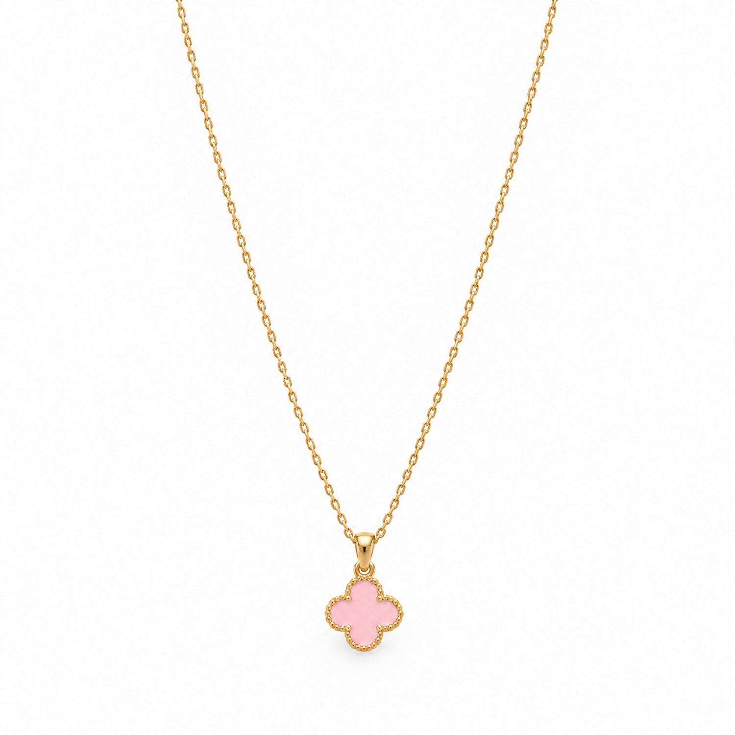 Engravia by Derya – Klaver Ketting Dames – Stainless Steel – Roze Klaver Hanger – 45 cm – Goudkleurig – Elegant Cadeau voor Haar