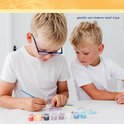 Twee jongens in witte shirts schilderen Stitch-gipsfiguurtjes. Tekst: geschikt voor kinderen vanaf 4 jaar.