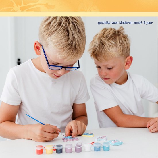 Twee jongens in witte shirts schilderen Stitch-gipsfiguurtjes. Tekst: geschikt voor kinderen vanaf 4 jaar.