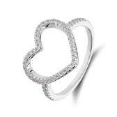 Zilveren ring met open hartvorm bezet met sprankelende zirkonia's op een witte achtergrond.