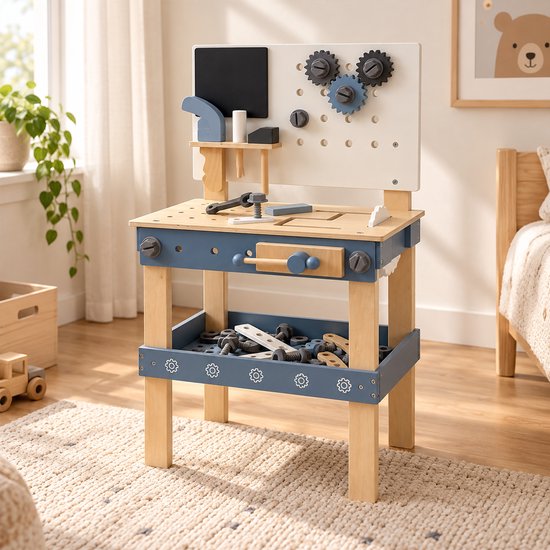 Houten kinderwerkbank in natuurlijk hout en blauw, voorzien van een krijtbord en opbergruimte met gereedschap.