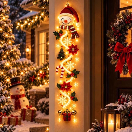 Verticale kerstdeurhanger met verlichte sneeuwman, kerststerren, dennenboom, zuurstok en gouden belletjes.