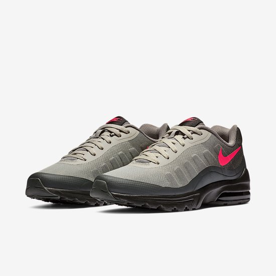 Paar grijze Nike Air Max sneakers, schuin vooraanzicht, met roze accenten en zwarte zool.