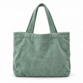 Saliegroene mom bag van velours met gestructureerde afwerking, geïsoleerd op een witte achtergrond.