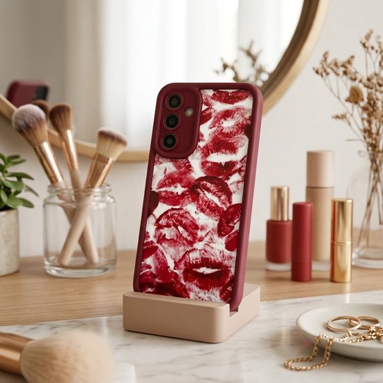 Bordeauxrood telefoonhoesje voor Samsung Galaxy A16 met een rode lippenprint op een witte achtergrond.