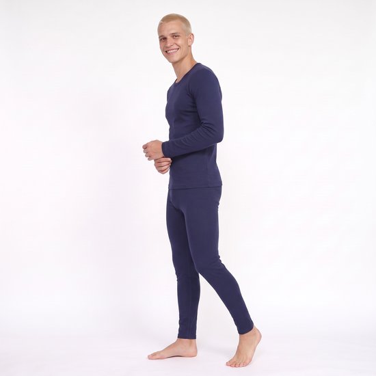 Zijaanzicht van een model in een donkerblauwe thermische set met lange mouwen en broek.