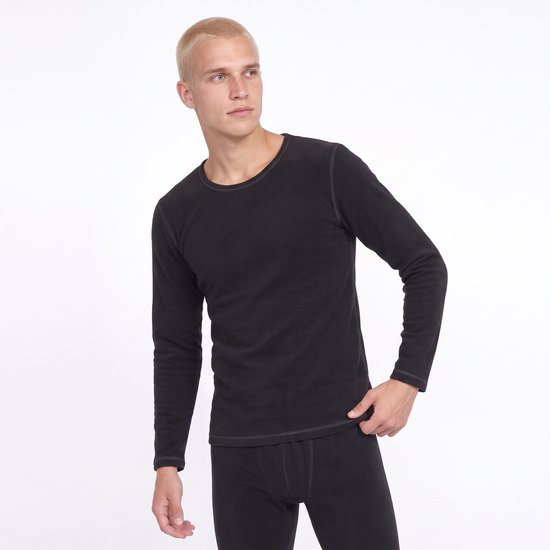 Close-up van een man in een zwarte thermoshirt met ronde hals, zijaanzicht.