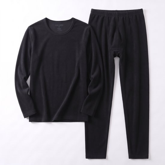 Zwarte thermoshirt en bijpassende broek plat neergelegd met 'Henry Rubens' label zichtbaar.
